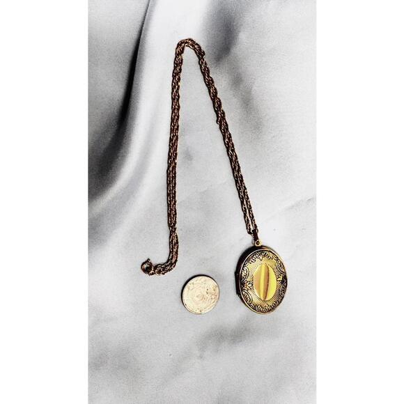 Gold Tone Chain Link with Oval Scrolled Etched Locket  Necklace - Picture 4 of 5